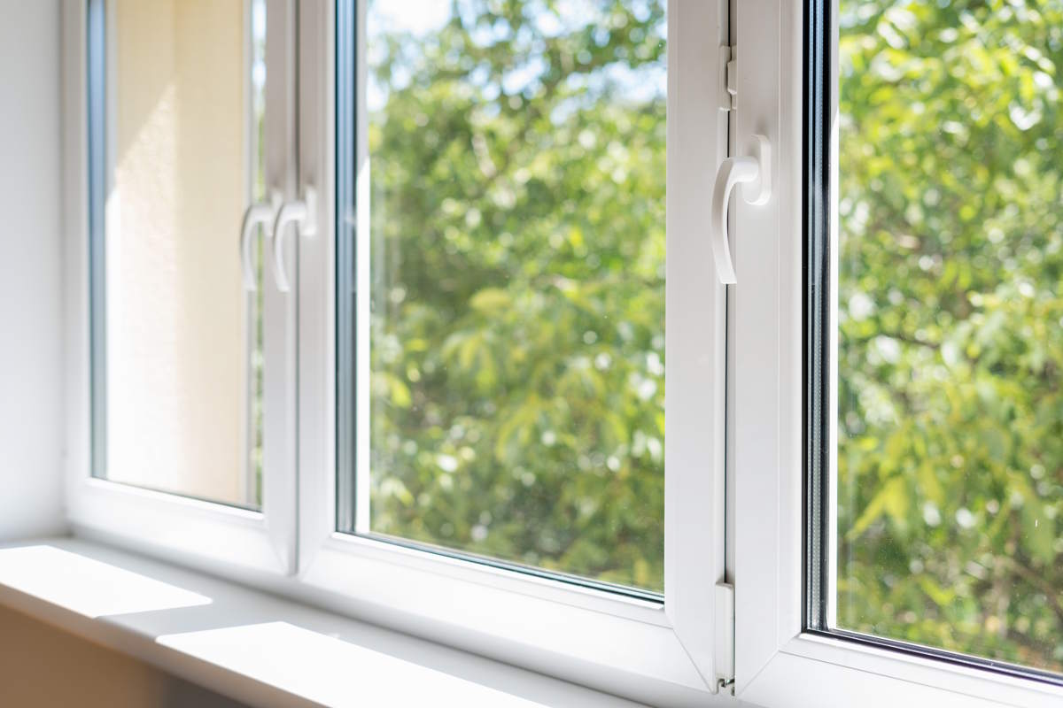 Bild eines dreifluegeligen Fensters in weiss