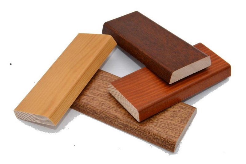 vier lasierte Holzstücke aus unterschiedlichen Holzarten