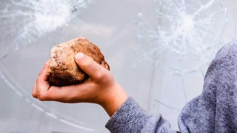 Stein wird auf P4A Verglasung geworfen