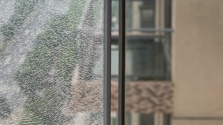 gesprungene ESG Verglasung im Fenster